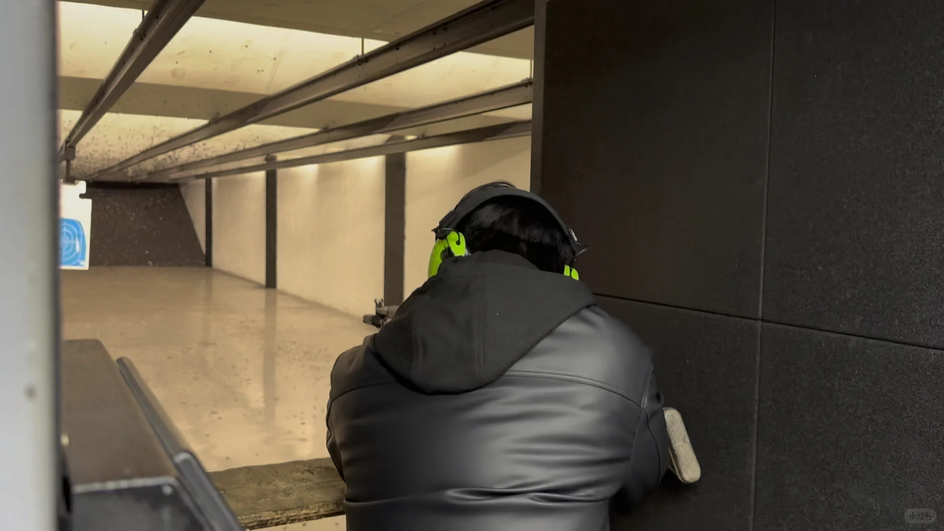 Real-life action game! A real man fires an AK!