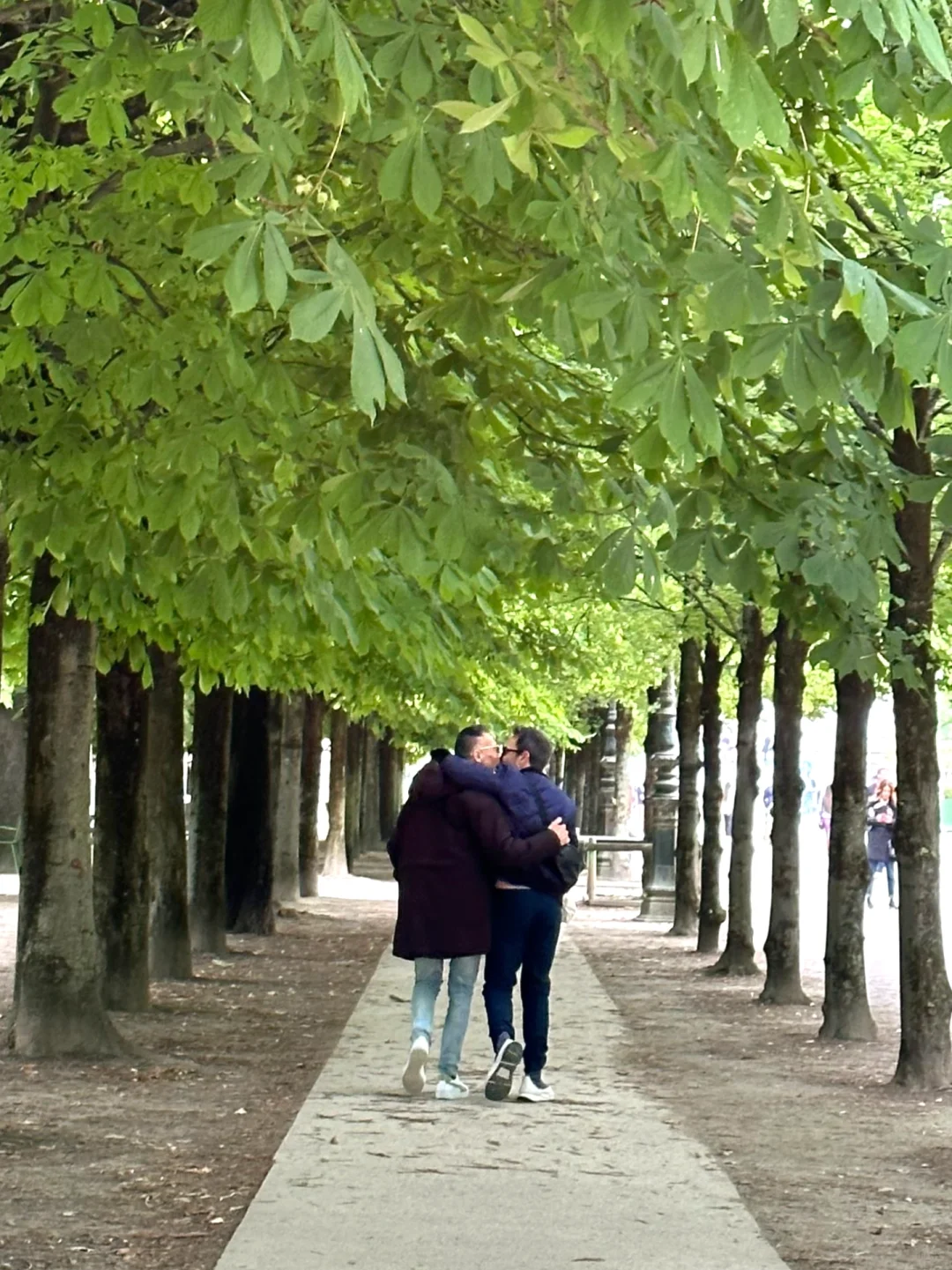 Chill Vibes in Paris Parks — (18 Pics, 6 Parks)