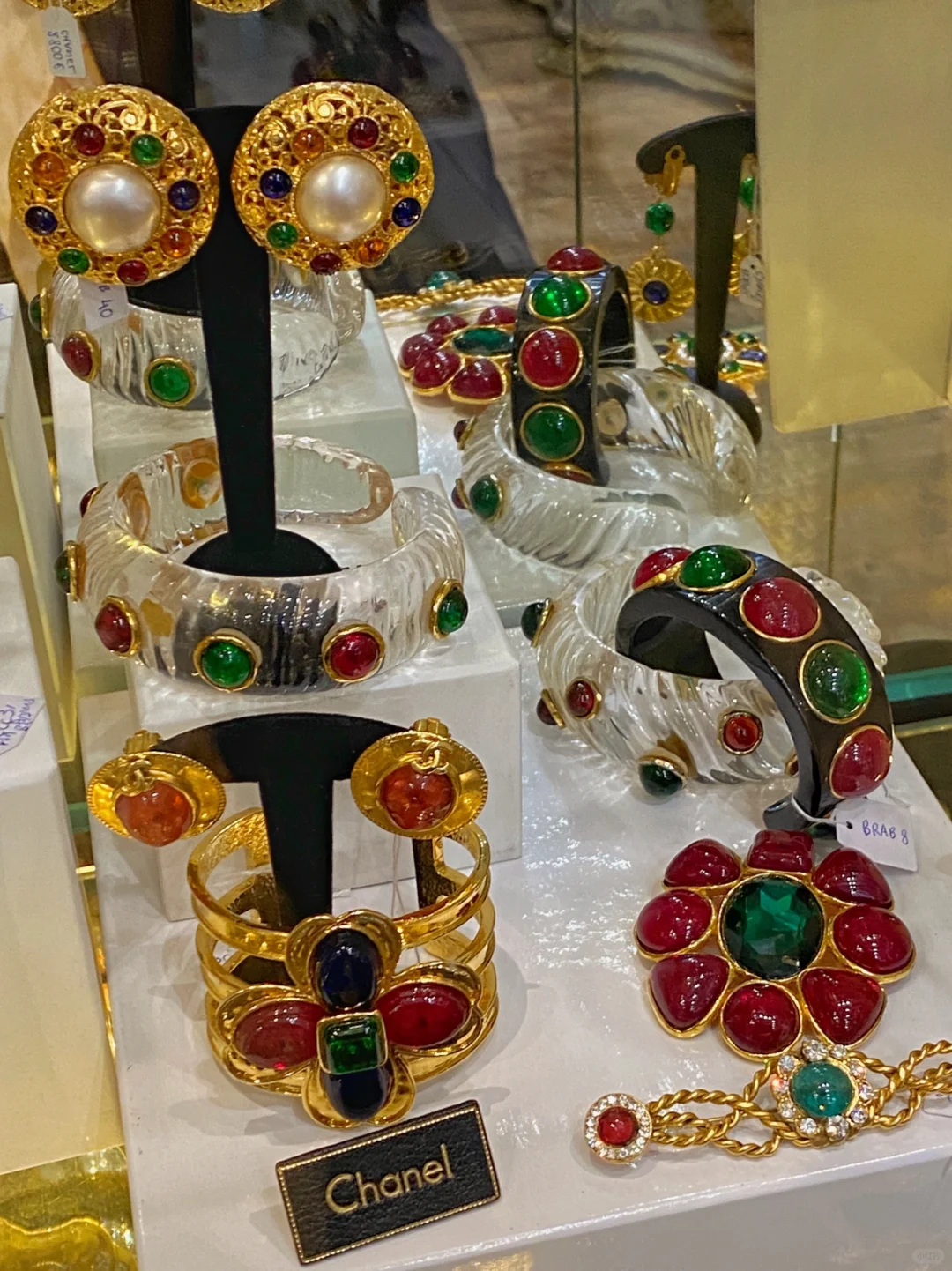 This is probably the most comprehensive collection of high-end vintage stores in Paris!