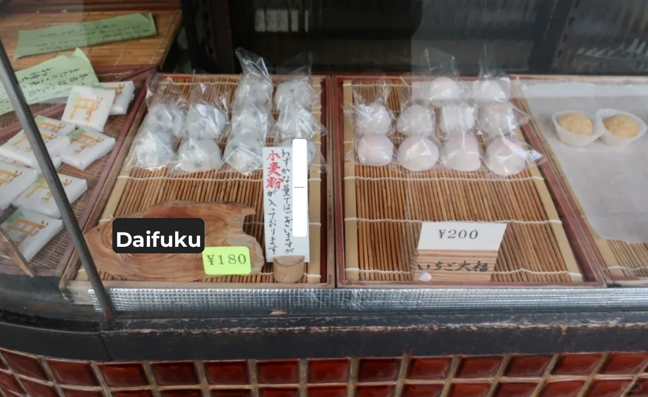 After all these years, no one's talking about this spot at Fushimi Inari in Kyoto?!
