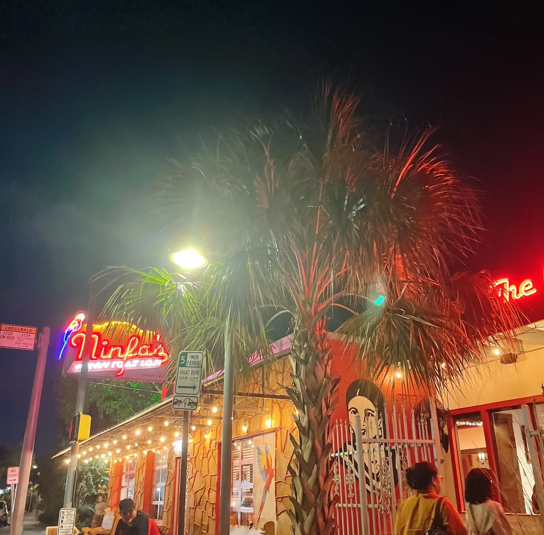 Houston: Stumbled Upon a Super Vibrant Mexican Restaurant