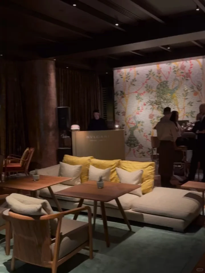 Sipping a Cocktail at the Bvlgari Bar in Tokyo 🍹