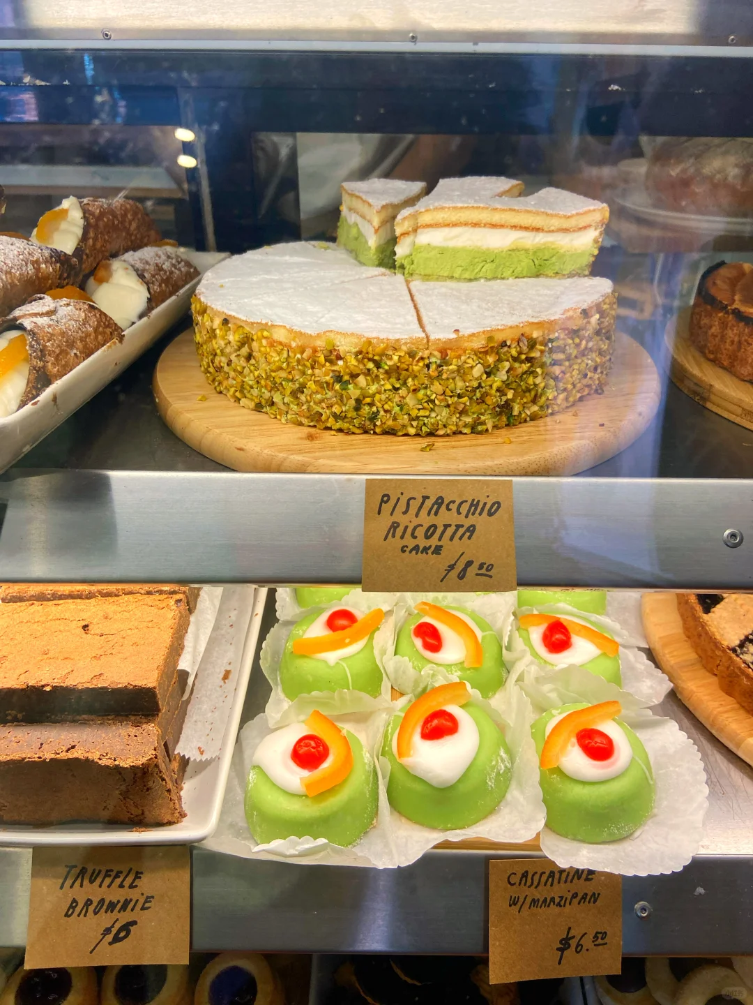 "📸 A Few Flower-Adorned Cafes in New York That Are Perfect for Instagram 🌺"