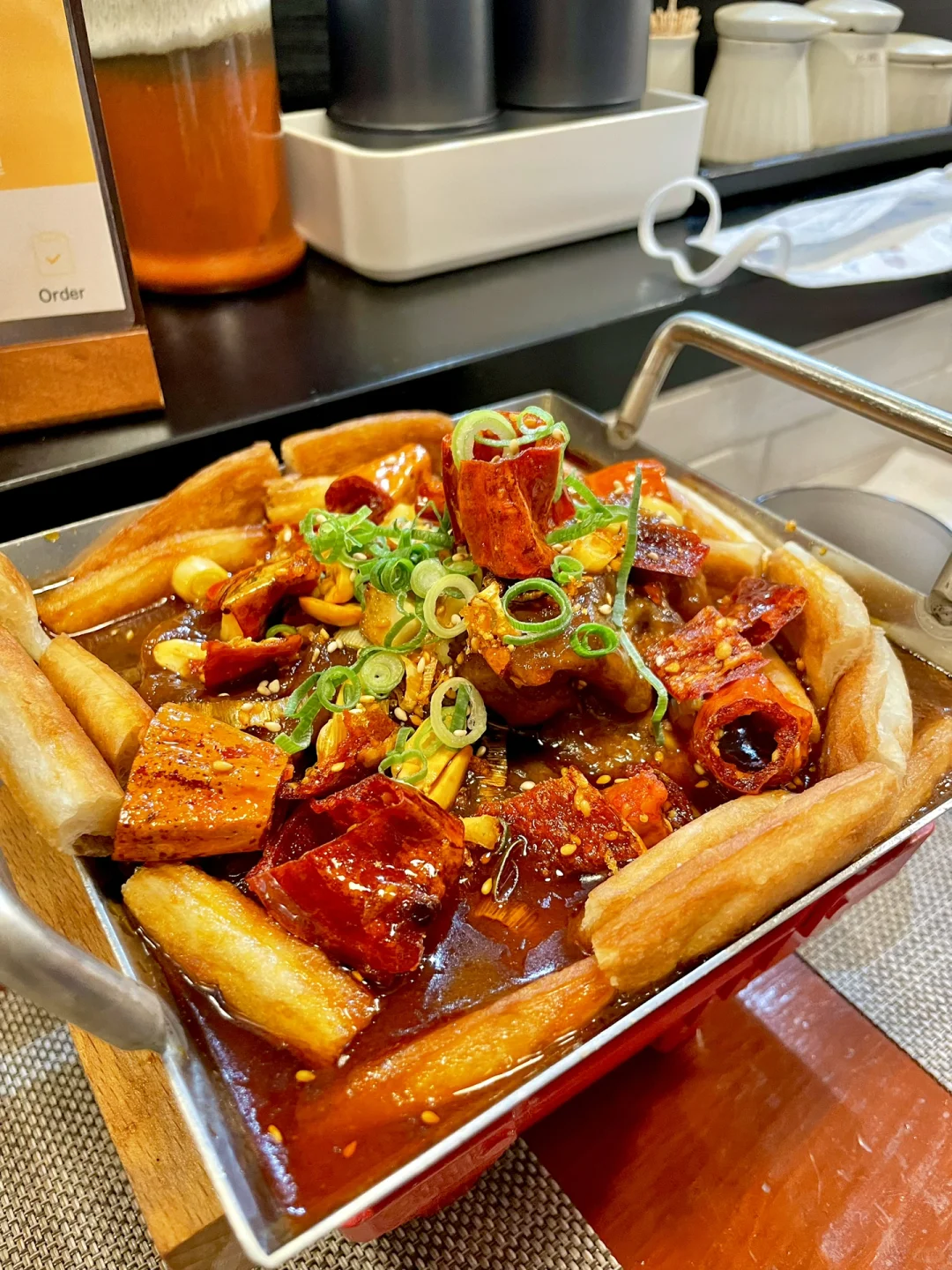 No one can miss the fish head stewed with pancakes from this place!!