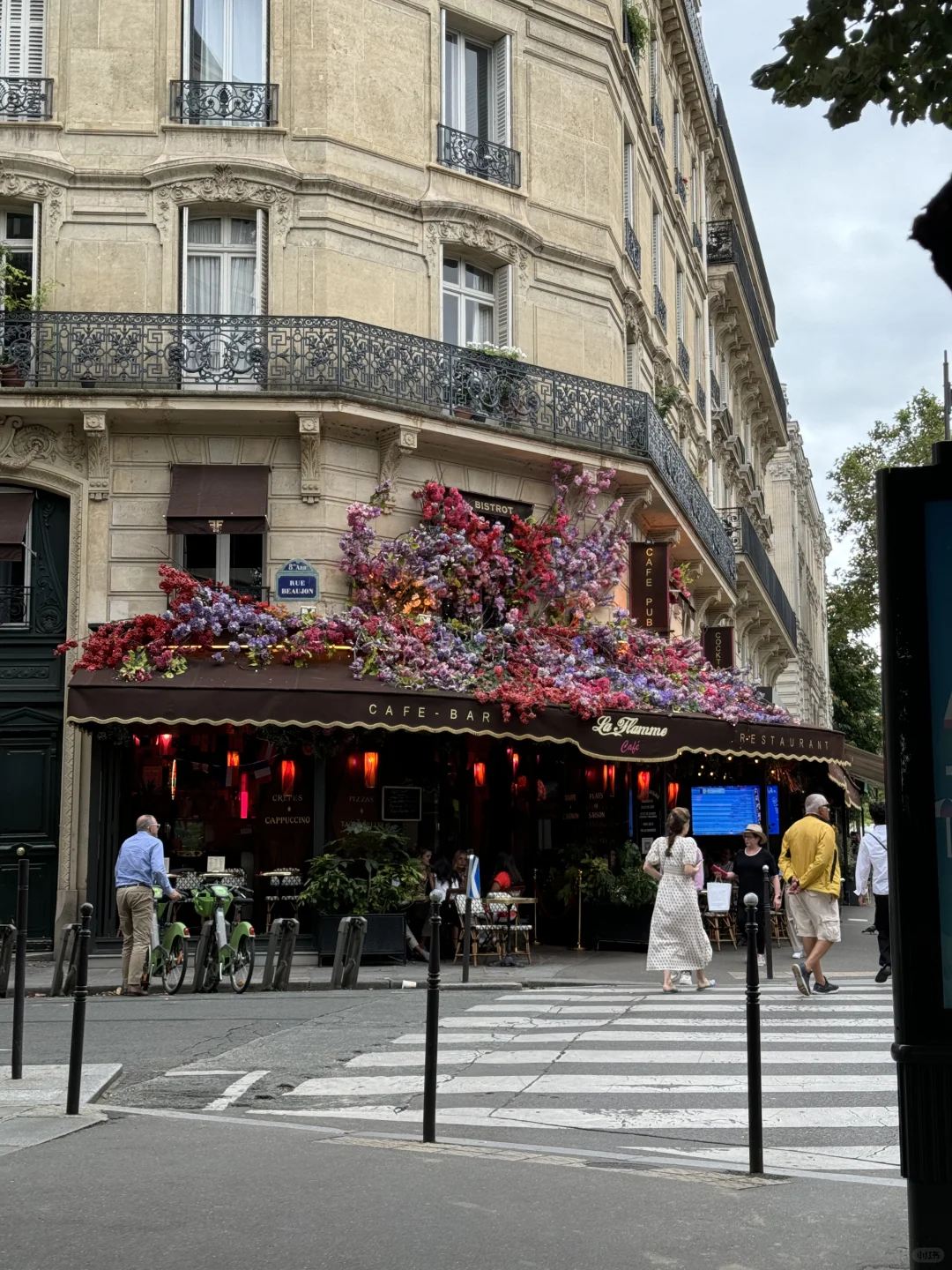 Paris's La Flamme Flower Cafe: A Tasty Treat!