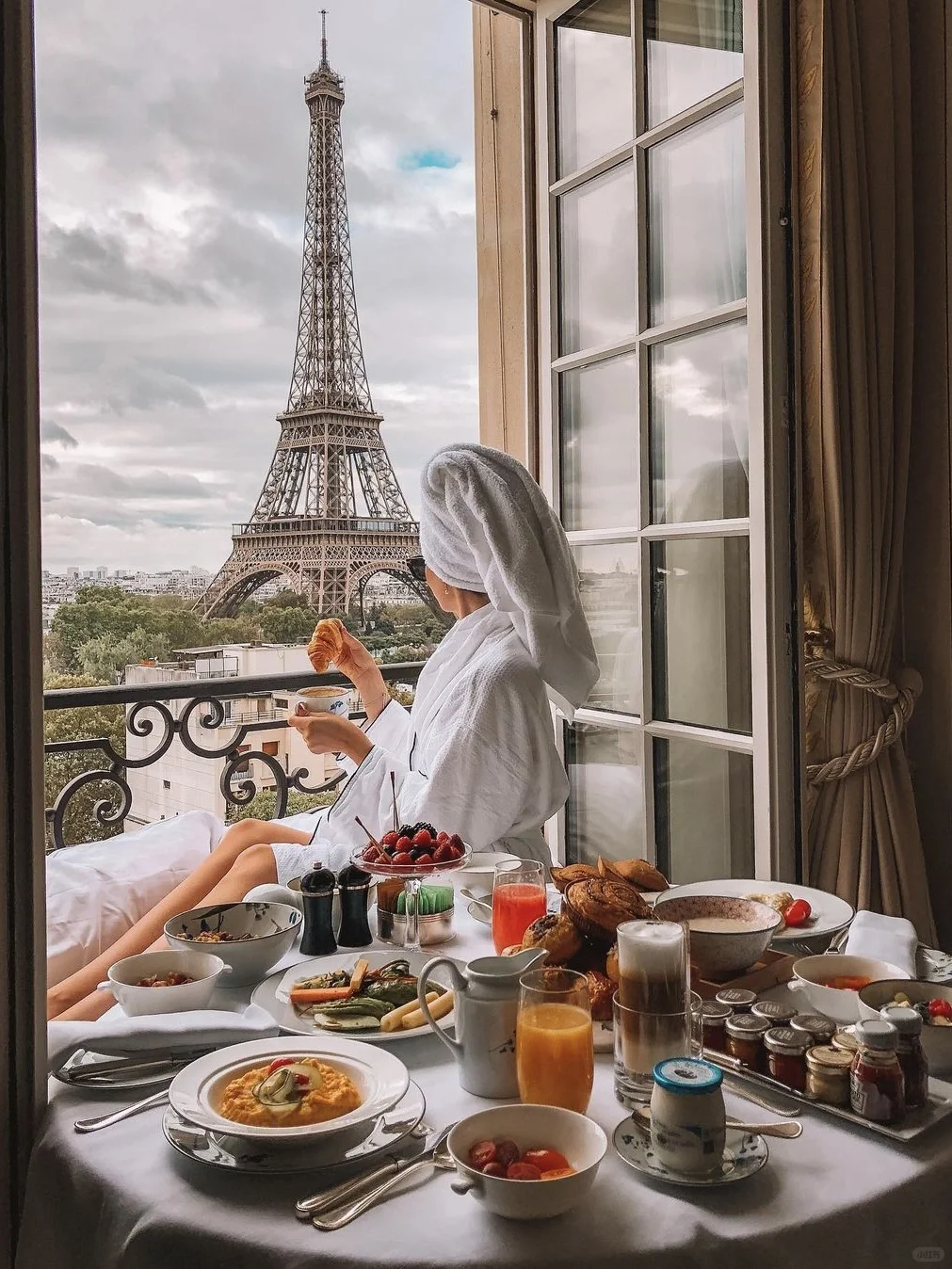Top 6 Hotels with the Best Eiffel Tower Views from Their Balconies in Paris! 🗼
