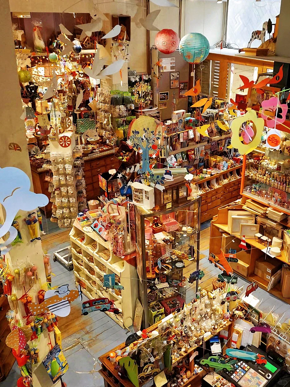 France 🐻 I'd call it the cutest shop in Paris! Plus, a cozy Airbnb recommendation.