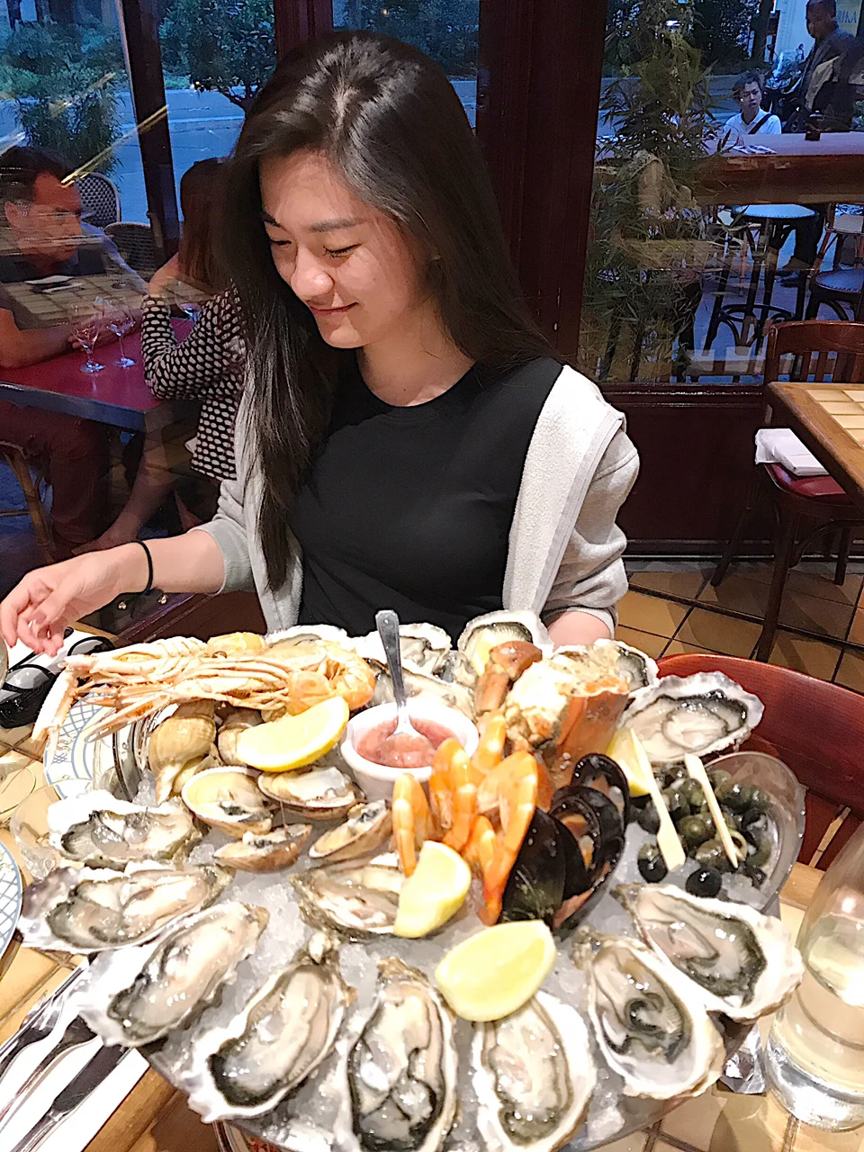 Two Must-Try Oyster Spots in Paris, Each with Its Own Flavor