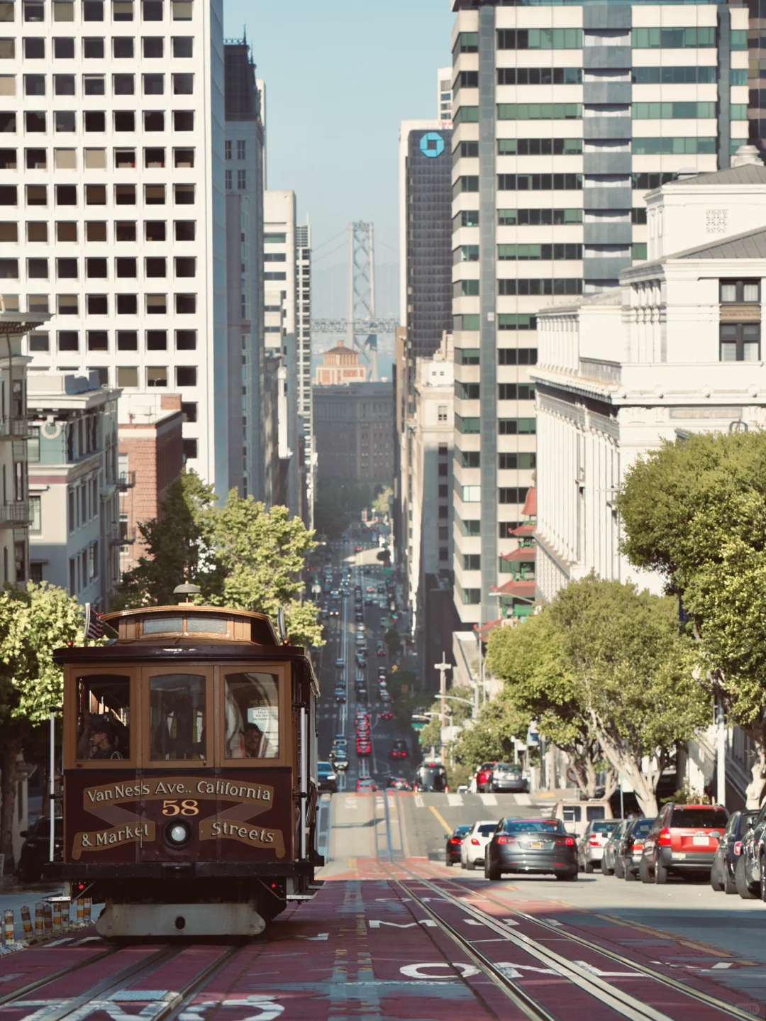 Feeling the Vibe in SF: City Walk + Cable Car Adventure? 🌉🚎