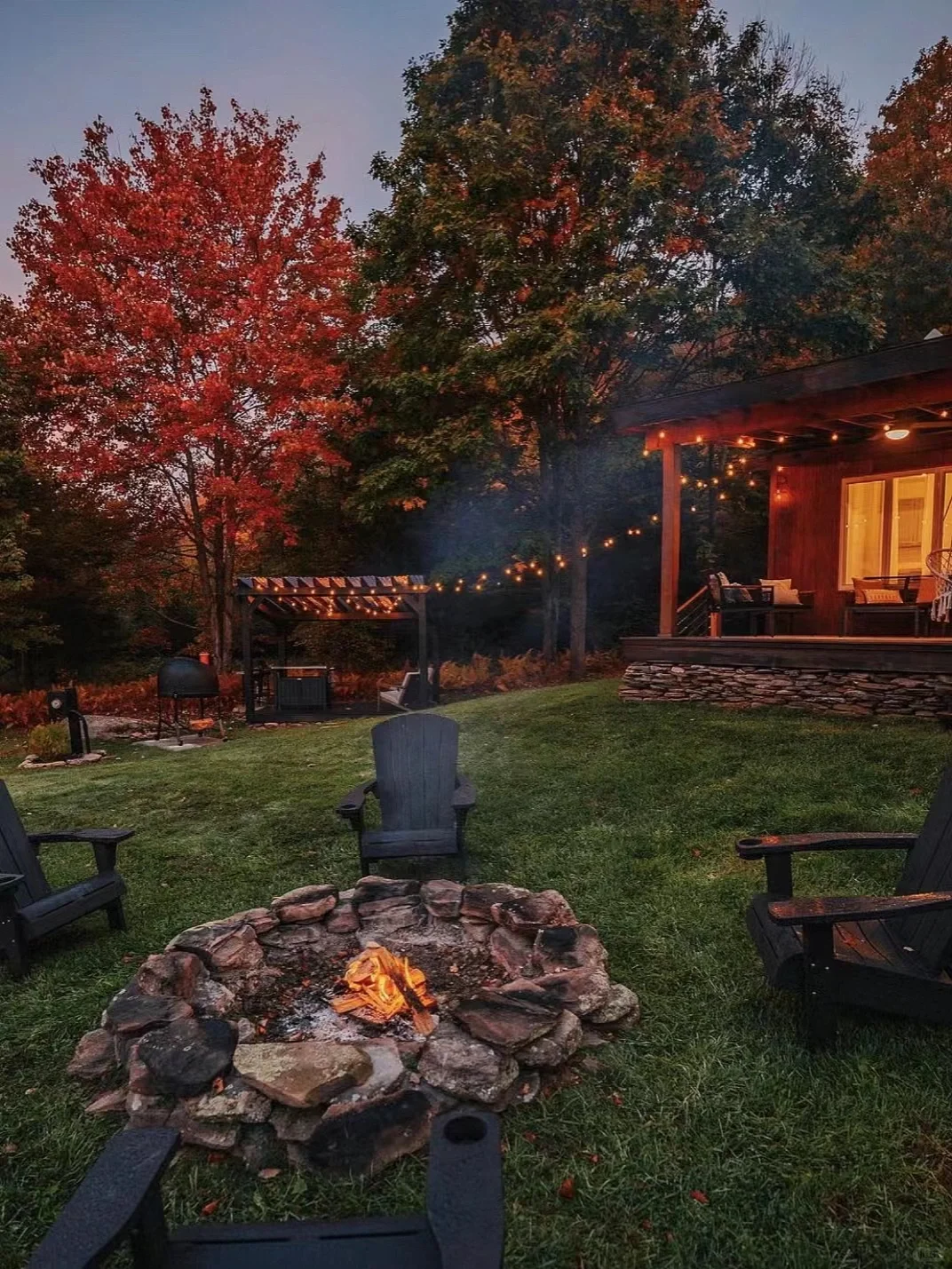Global Homestay No. 53｜A Cozy Cabin in the American Red-Leaf Forest Overlooking Bearpaw Mountain