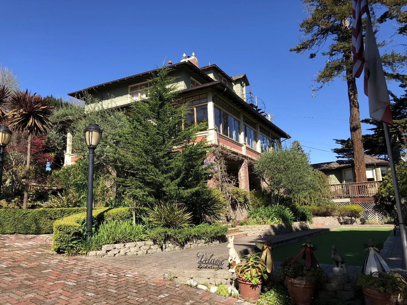 "Discover a Hidden Gem: A Charming Boutique Hotel in Monterey!"