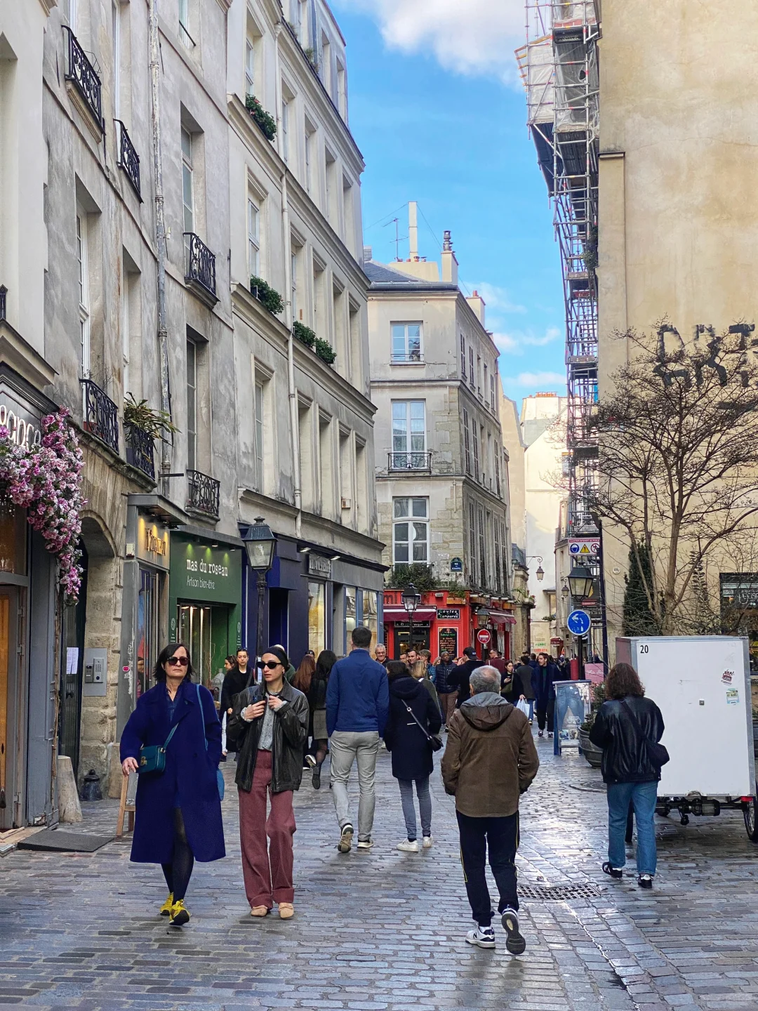 I found the best street to shop and eat in Paris! 🛍️🍽️