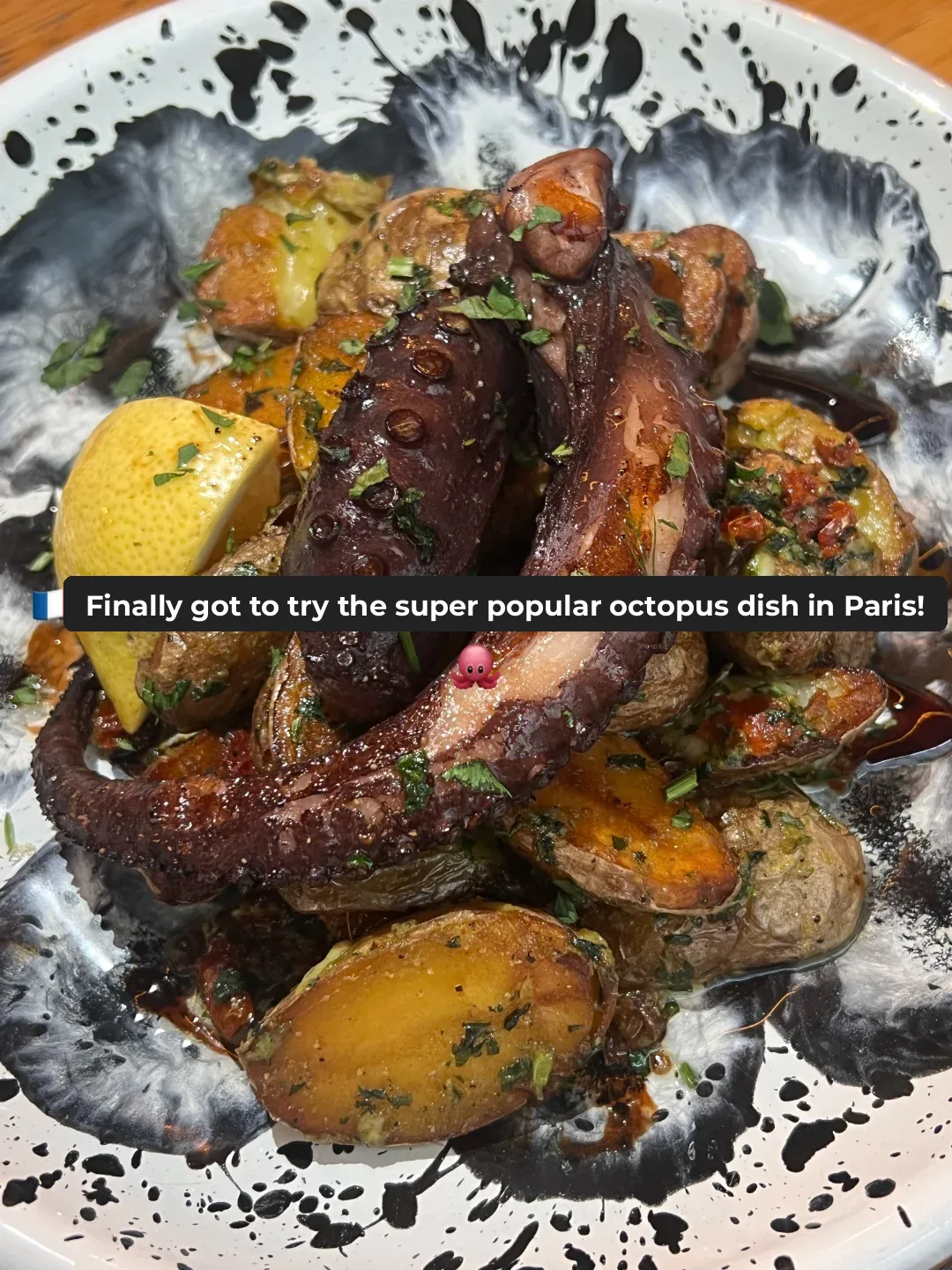 🇫🇷 Finally got to try the super popular giant octopus at this Paris spot!