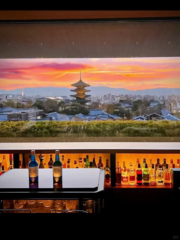 This Kyoto sunset bar is unbeatable 🥂 Spending little for a big experience