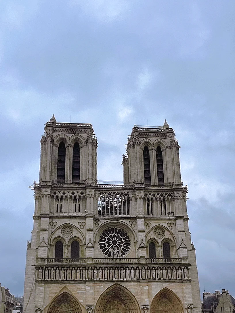 Cozy Airbnb in Paris' 4th Arrondissement: Embrace the Parisian Autumn Rain