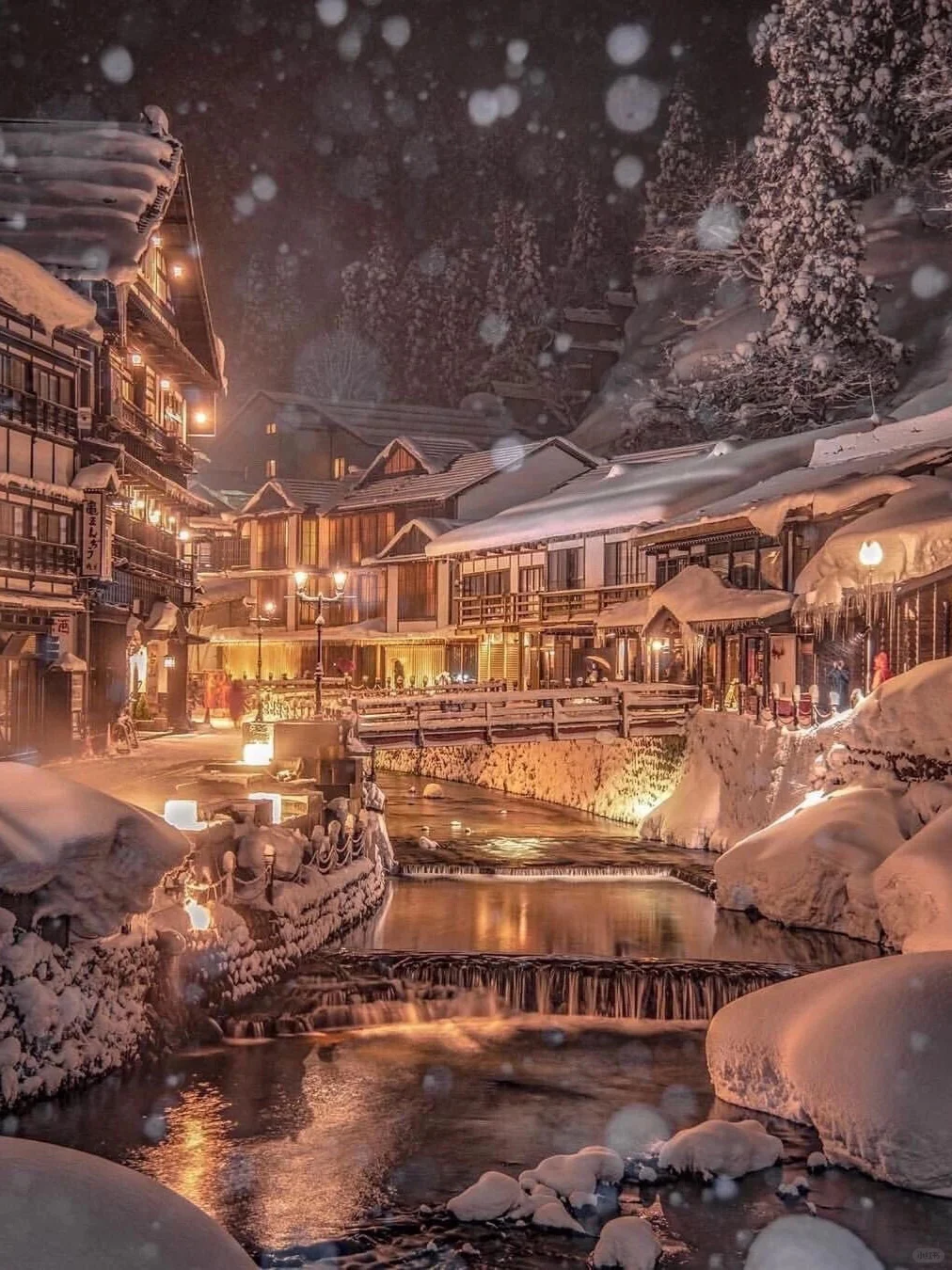You absolutely have to visit Ginzan Onsen in the winter! ♨️