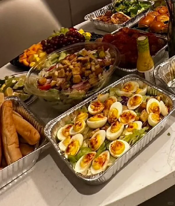 The Ultimate Choice for Gatherings 🆒 | The Irresistible Allure of Roast Suckling Pig 🍱🌴