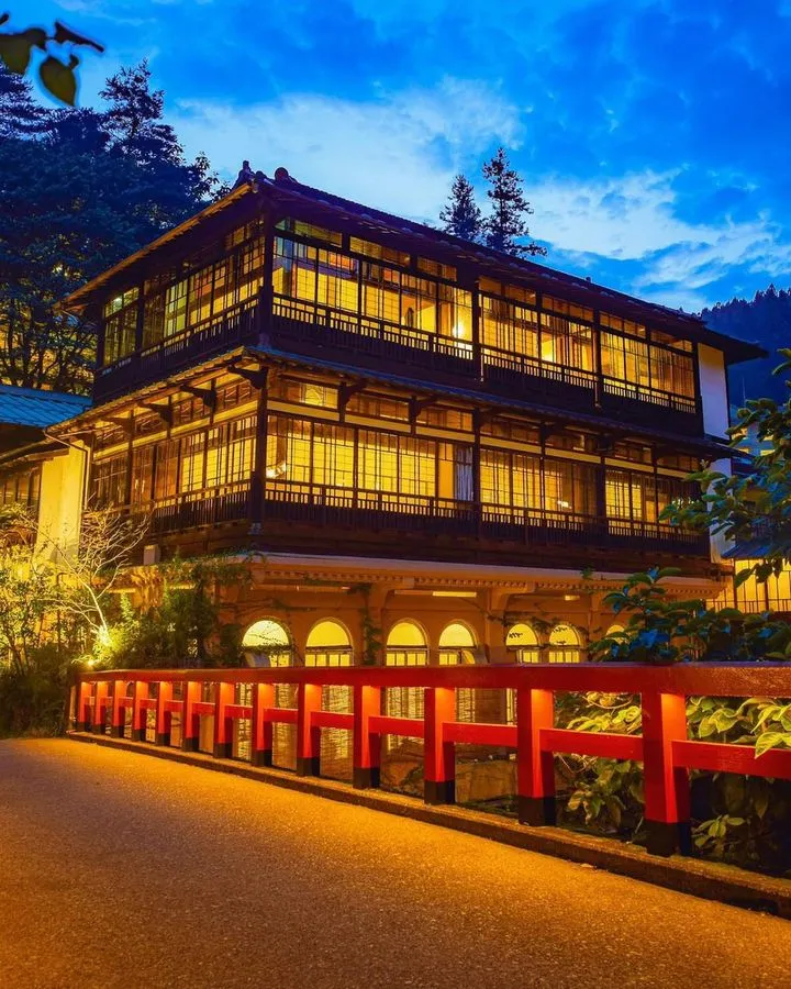 It's not that staying at a hot spring hotel is unaffordable, it's just that day-trip hot springs offer better value for money.