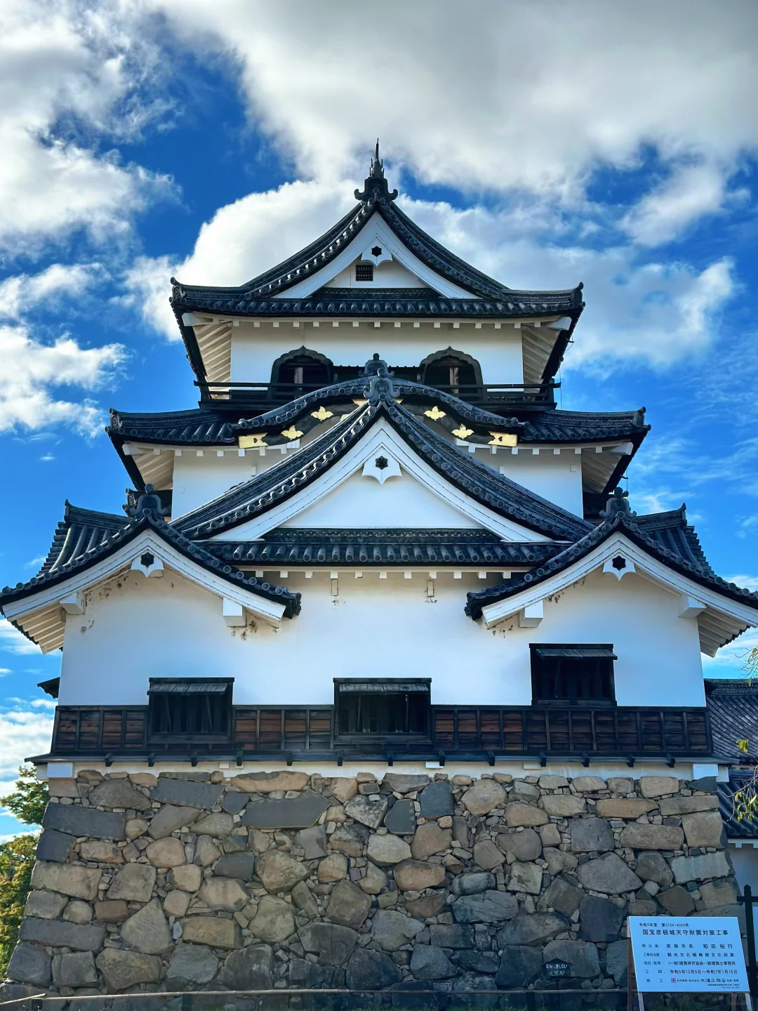 One of Japan's National Treasures, Hikone Castle 🏯, is located in Shiga Prefecture, just a stone's throw from Kyoto.