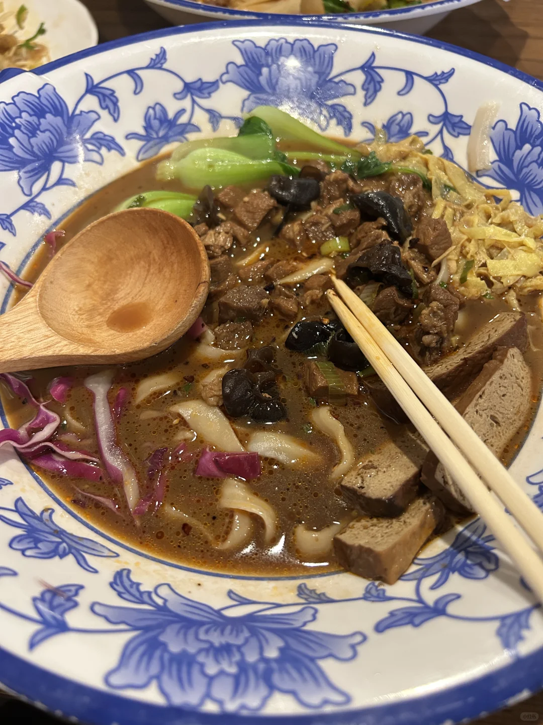 This Chinese restaurant is pretty good, but I wonder why it's not crowded.