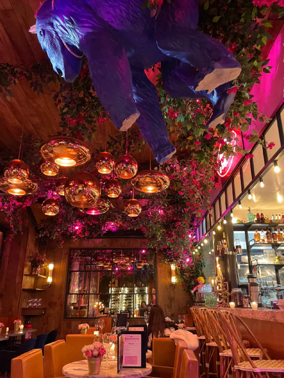 Absolutely Stunning Parisian Restaurant! So Photogenic!