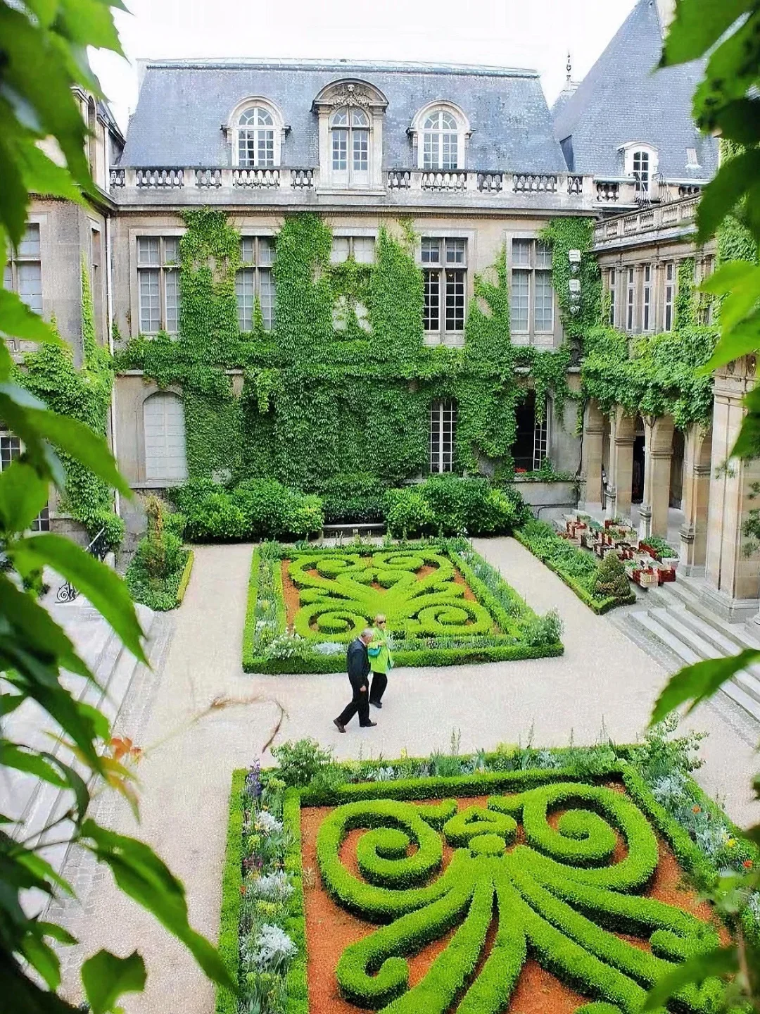 Hidden Gem in Paris' Marais District: The Stunning Courtyard Museum! 💐