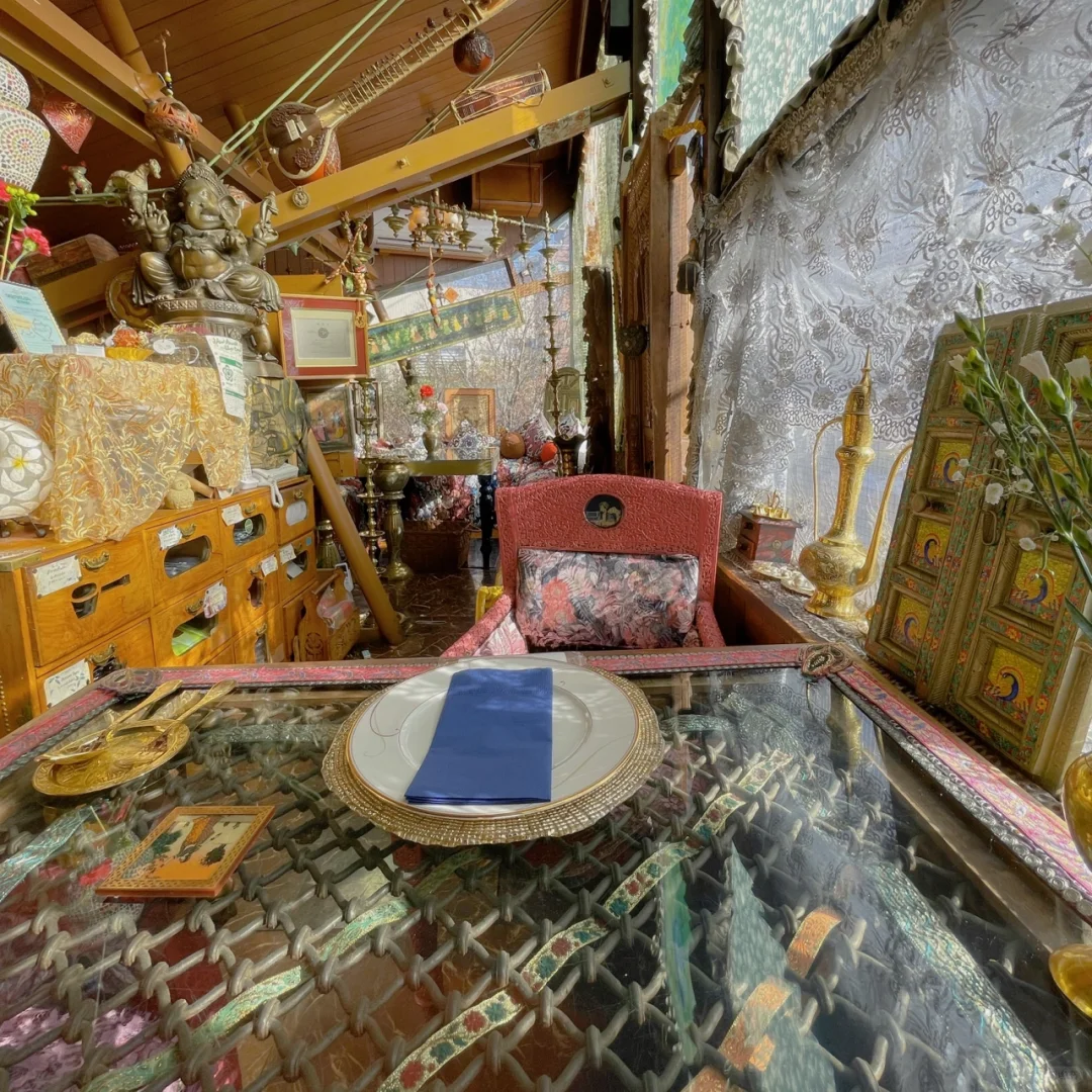 Indian Cuisine at Dusk in Dājirin (Darjeeling)