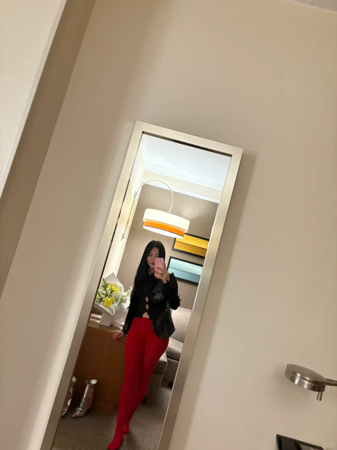 "True Soju Tastes Better in New York"  

Explanation:  
- "真露" (Zhēn lù) refers to "Soju," a popular Korean alcoholic beverage.  
- "更好喝" (gèng hǎo hē) translates to "tastes better" or "more enjoyable to drink."  
- The title suggests that Soju has a unique or enhanced flavor when enjoyed in New York, possibly due to the atmosphere, context, or local variations.  

