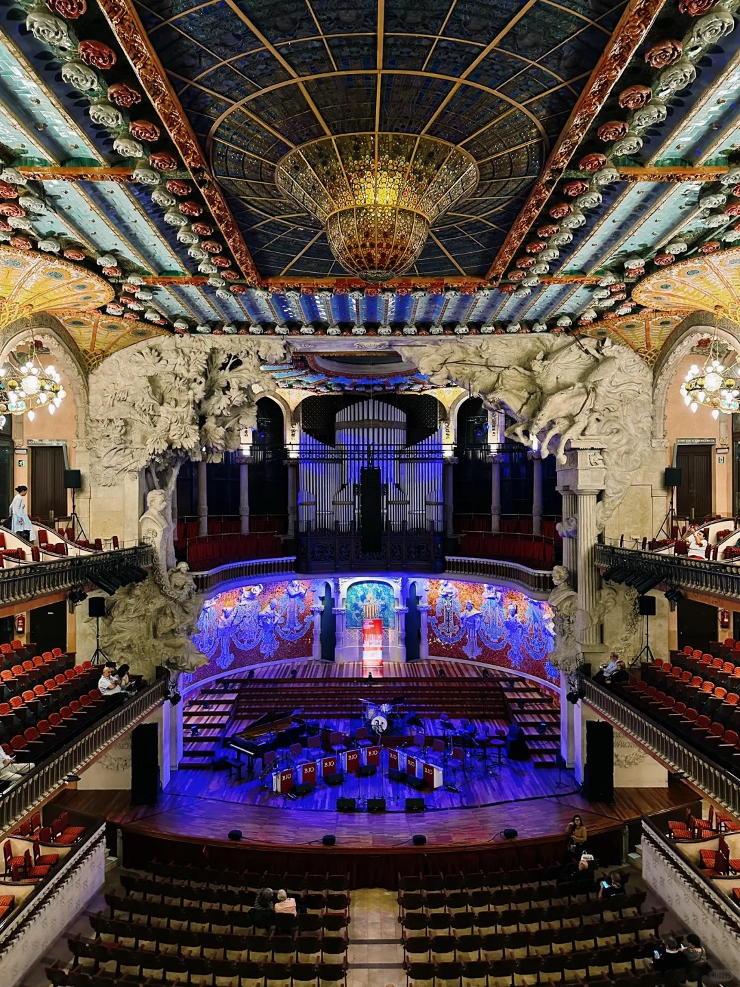  Experience a Performance at the Palau de la Música Catalana 🎷